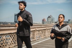 Memahami Perbedaan Running Jacket vs Windbreaker